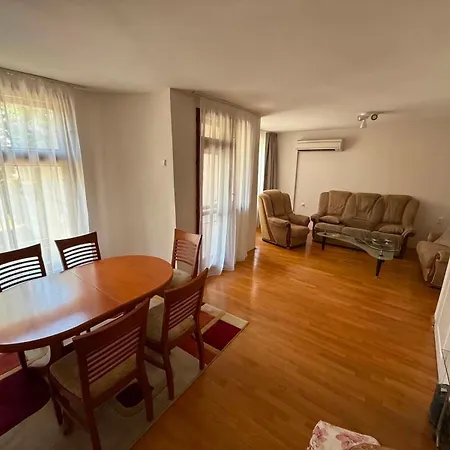 голям тристаен Apartman Burgasz